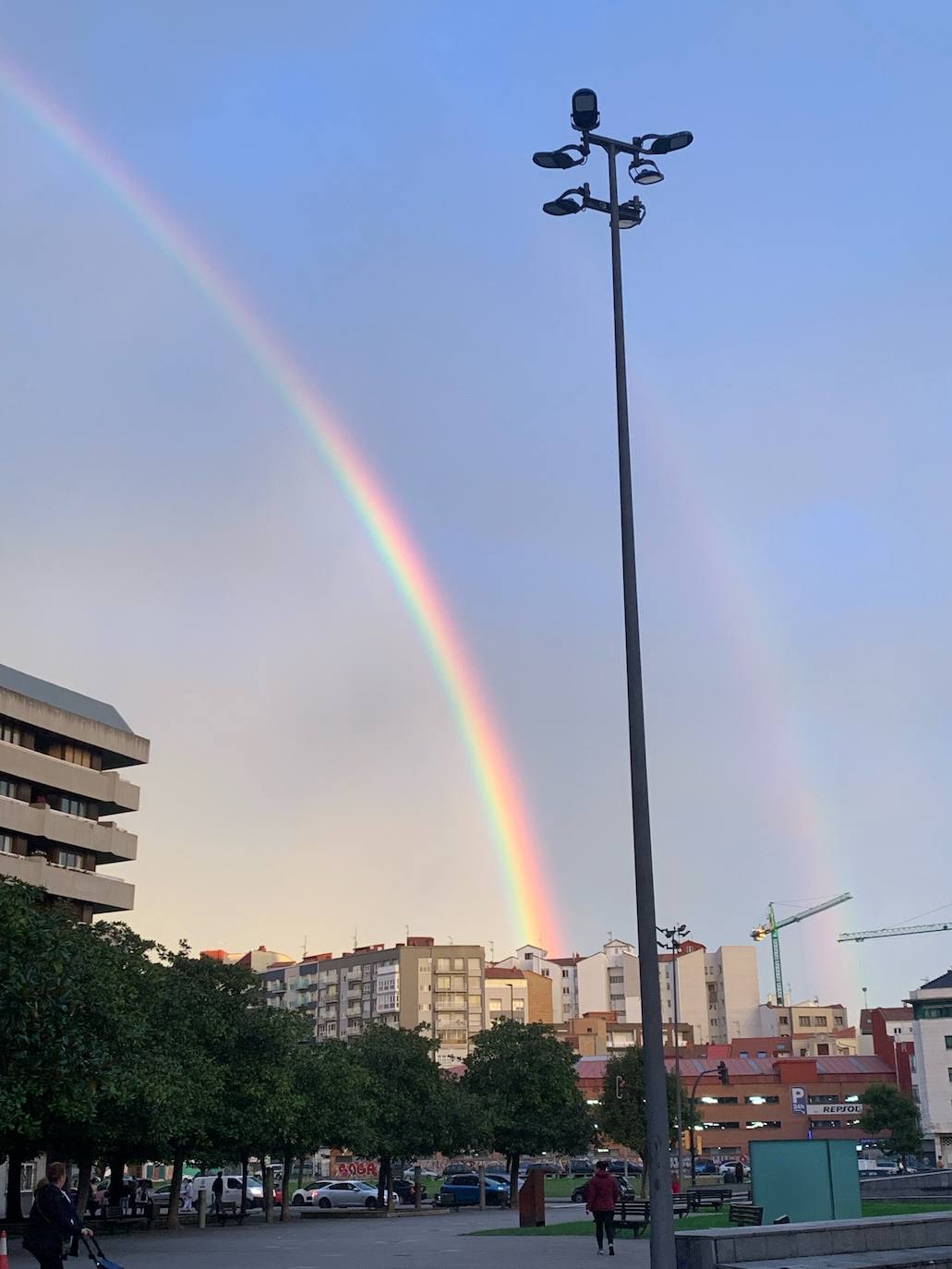 El espectacular arcoíris que dio los buenos días a Gijón