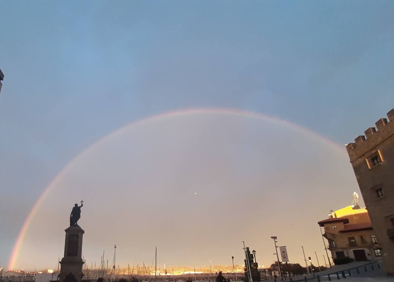 El espectacular arcoíris que dio los buenos días a Gijón