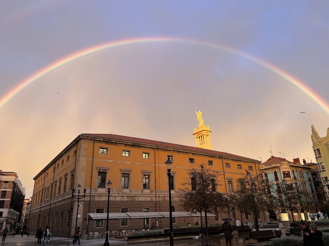 El espectacular arcoíris que dio los buenos días a Gijón