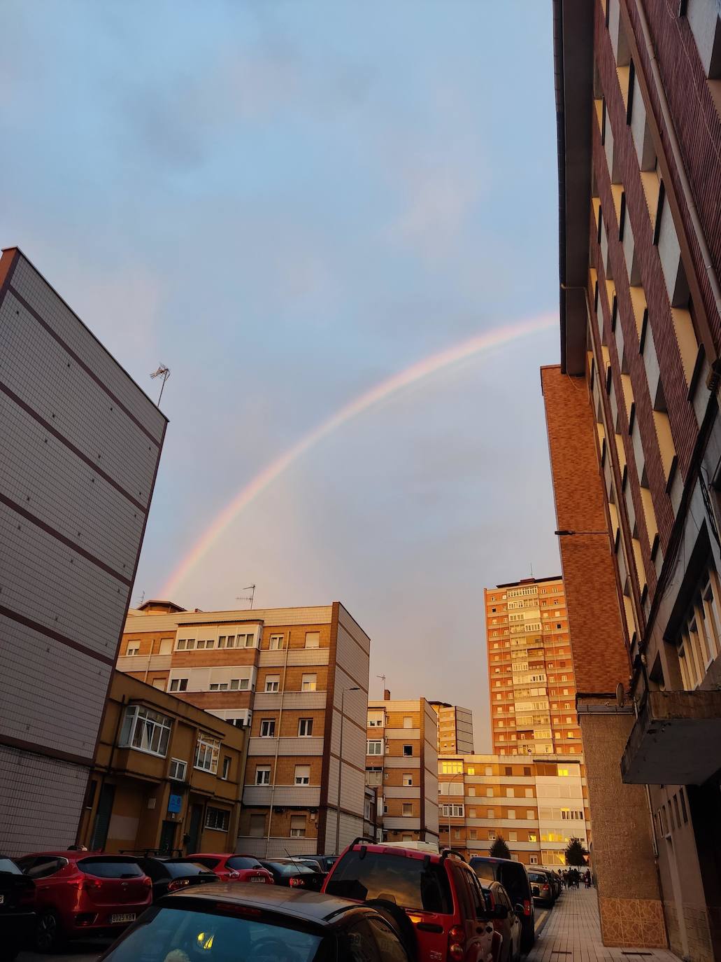 El espectacular arcoíris que dio los buenos días a Gijón