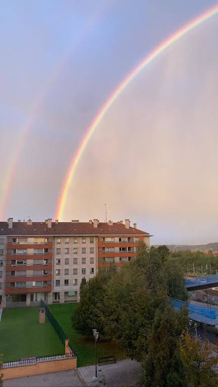 El espectacular arcoíris que dio los buenos días a Gijón