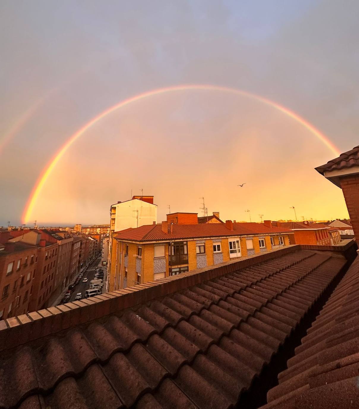 El espectacular arcoíris que dio los buenos días a Gijón