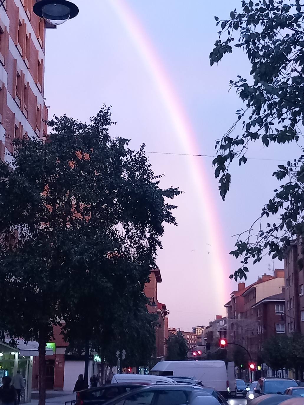 El espectacular arcoíris que dio los buenos días a Gijón