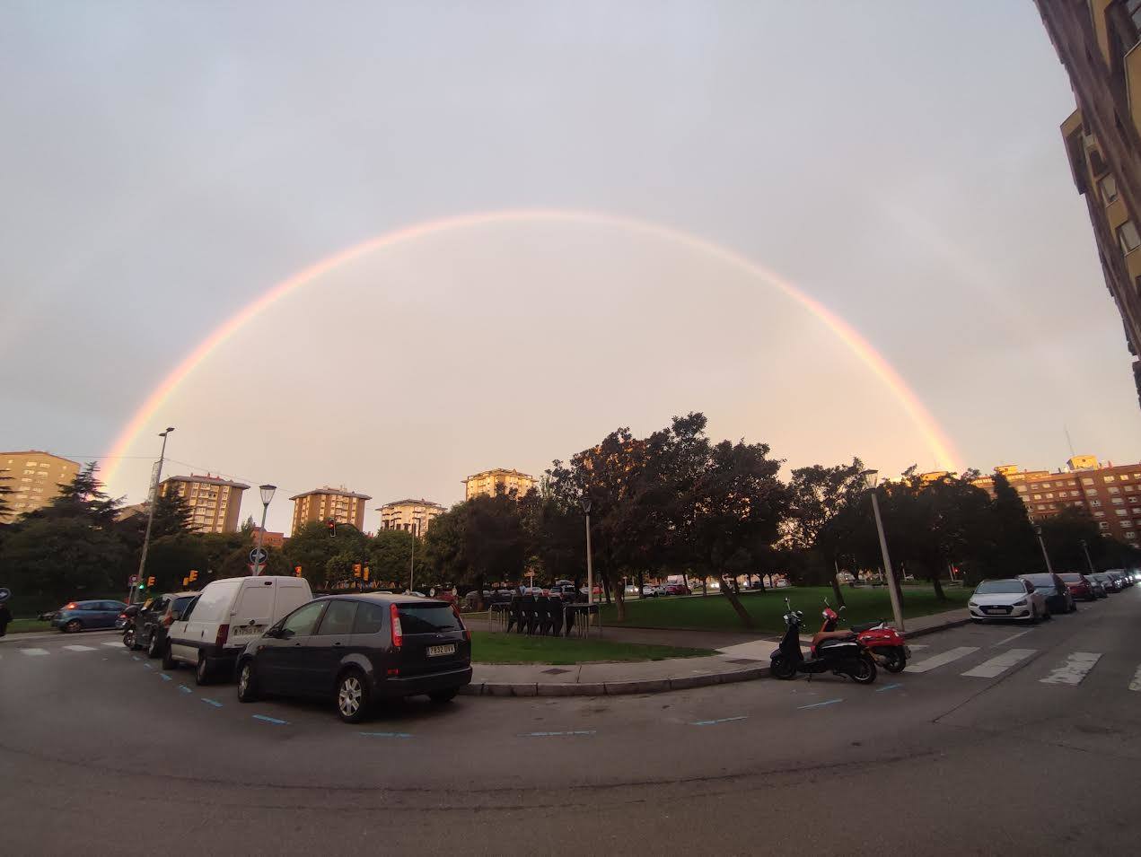 El espectacular arcoíris que dio los buenos días a Gijón