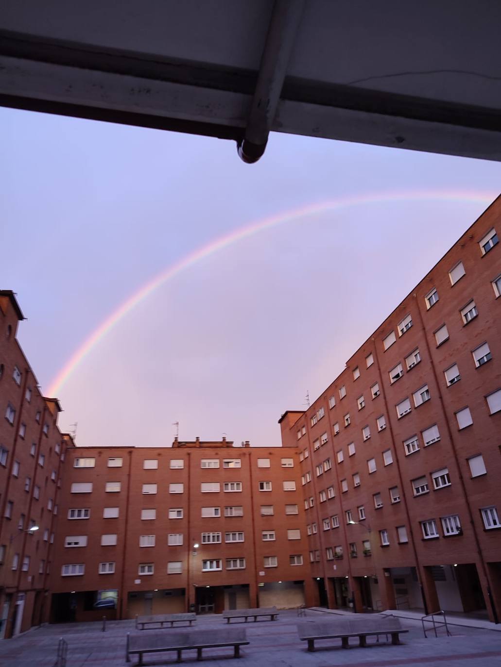 El espectacular arcoíris que dio los buenos días a Gijón