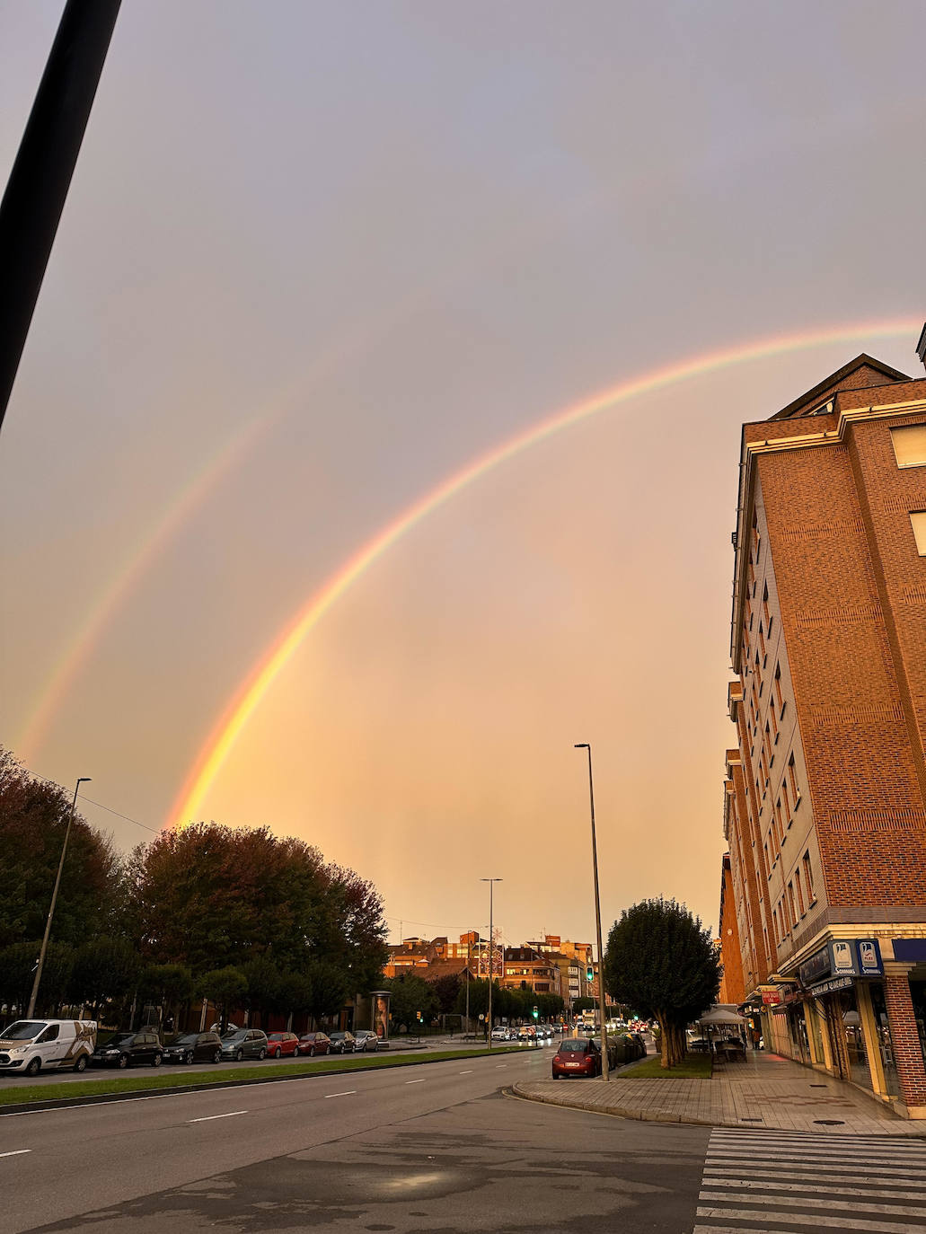 El espectacular arcoíris que dio los buenos días a Gijón