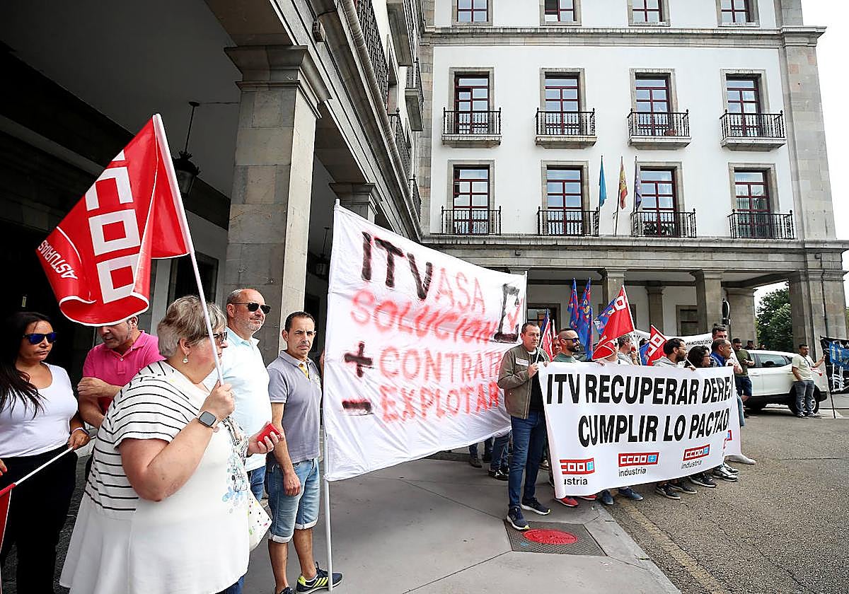 Los trabajares de estaciones de las ITV asturianas ya se manifestaron el pasado mes de junio para reclamar la jornada semanal de 35 horas.