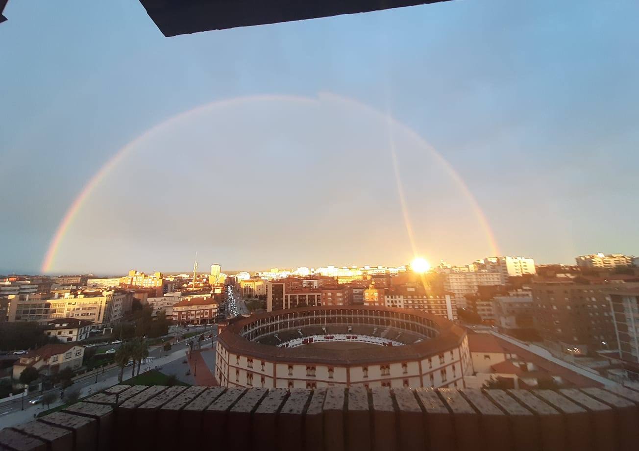 El espectacular arcoíris que dio los buenos días a Gijón