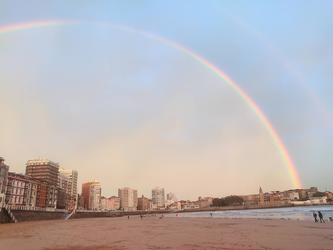 El espectacular arcoíris que dio los buenos días a Gijón