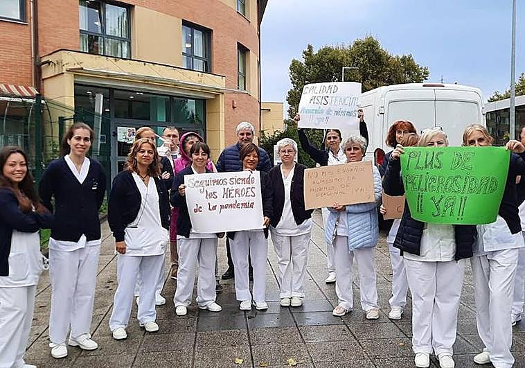 Protesta de los trabajadores de la residencia de Los Canapés en Avilés.