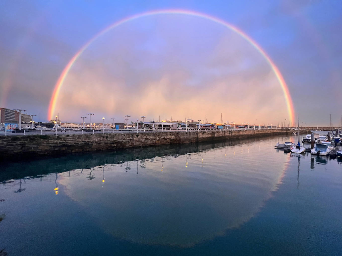 El espectacular arcoíris que dio los buenos días a Gijón