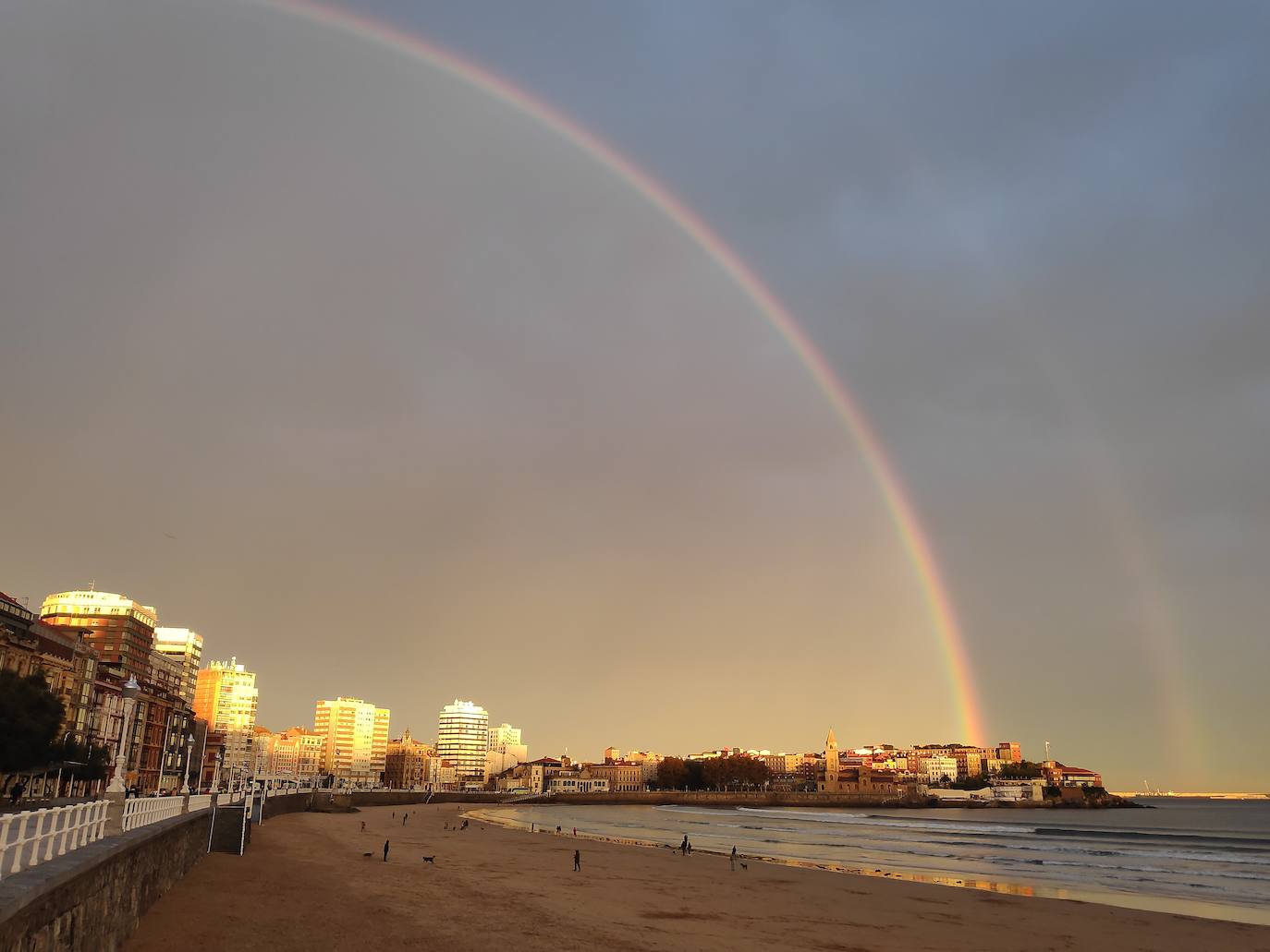 El espectacular arcoíris que dio los buenos días a Gijón