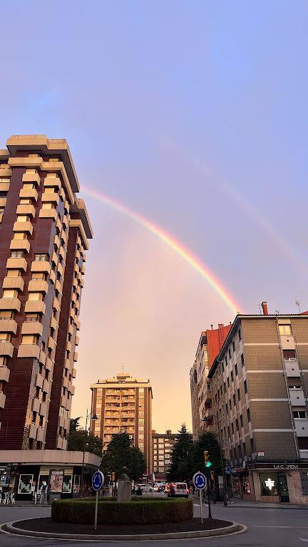 El espectacular arcoíris que dio los buenos días a Gijón