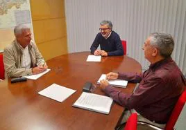 Marcelino Martínez, Alejandro Calvo y Manuel Calvo ayer en Oviedo.