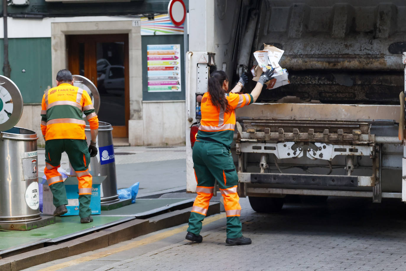 Operarios de Emulsa recogen la basura de los contenedores soterrados.
