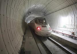 En la imagen, un tren del servicio Alvia, circulando por la variante de Pajares durante la fase de pruebas. En el vídeo, el anuncio realizado por la ministra de Transportes.