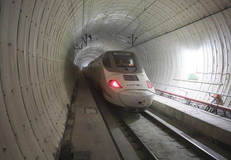 En la imagen, un tren del servicio Alvia, circulando por la variante de Pajares durante la fase de pruebas. En el vídeo, el anuncio realizado por la ministra de Transportes.