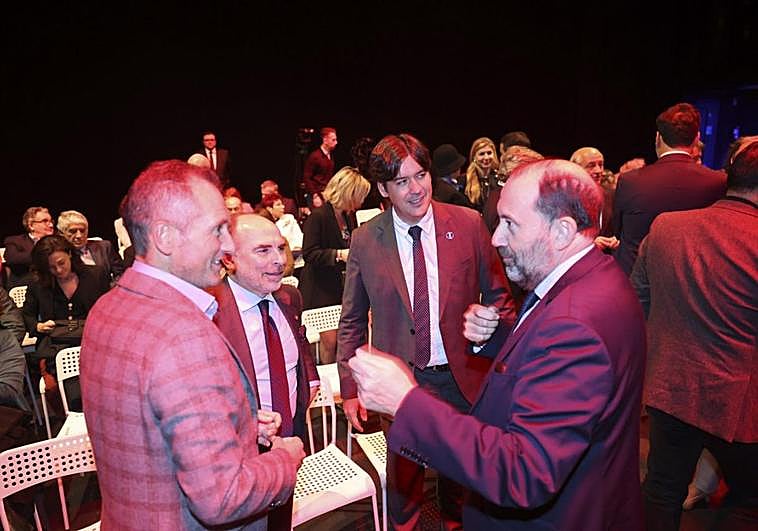 David González (Sekuens), Ignacio Villaverde (rector de la Universidad de Oviedo), Borja Sánchez (consejero de Ciencia) y Ángel Rodríguez (Asturgar).