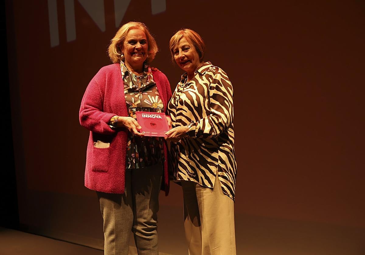 Teresa Estrada, con la alcaldesa de Avilés, Mariví Monteserín.