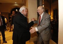 Felipe González saluda a Sanguinetti a su llegada a Avilés.