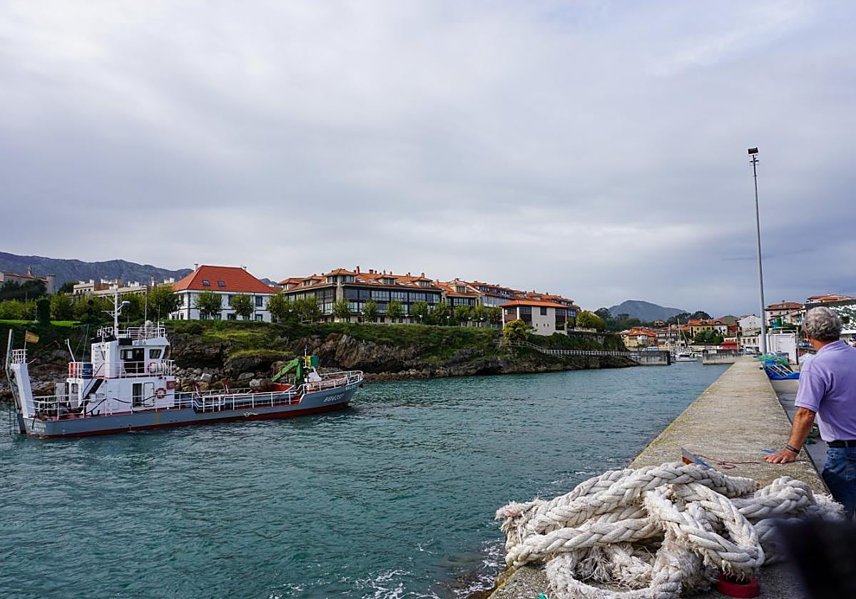 La draga 'La Nalona', ayer, en el canal de acceso del puerto de Llanes.