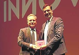 Juan Rodríguez, CEO de ILAS, posa con su premio junto con Francisco Vallejo, director territorial de la zona norte de Vodafone.