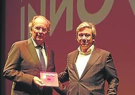 Arturo Betegón recibe la felicitación y el galardón de manos de Juan Manuel Navarro, director territorial de Vodafone Asturias.