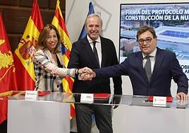 Natalia Chueca, regidora de Zaragoza, Jorge Azón, presidente de Aragón, y Raúl Sanllehí, tras la firma del acuerdo para impulsar la nueva Romareda, rival de Gijón en la pelea por ser sede mundialista.