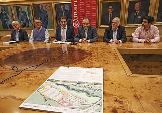El regidor de Salas, tercero por la izquierda, presentó Nonaya Este.
