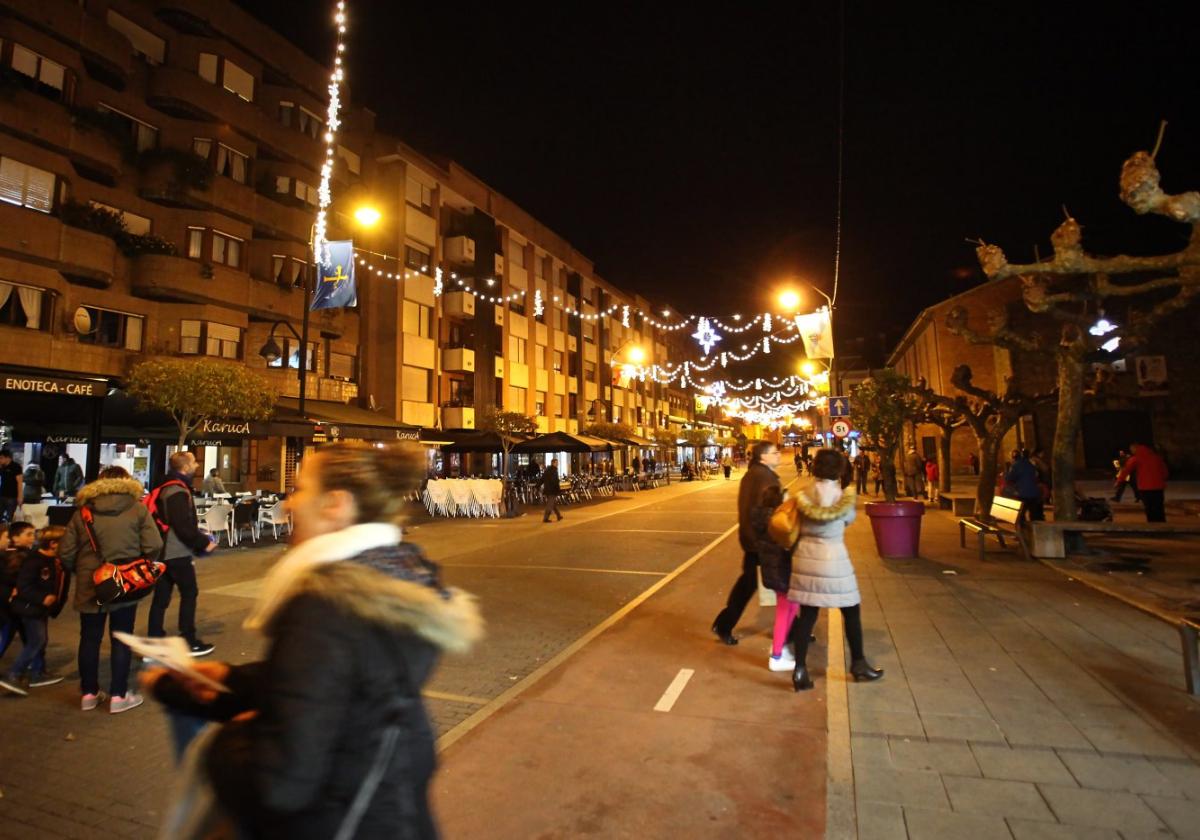 Luces de Navidad en las calles de Piedras Blancas.