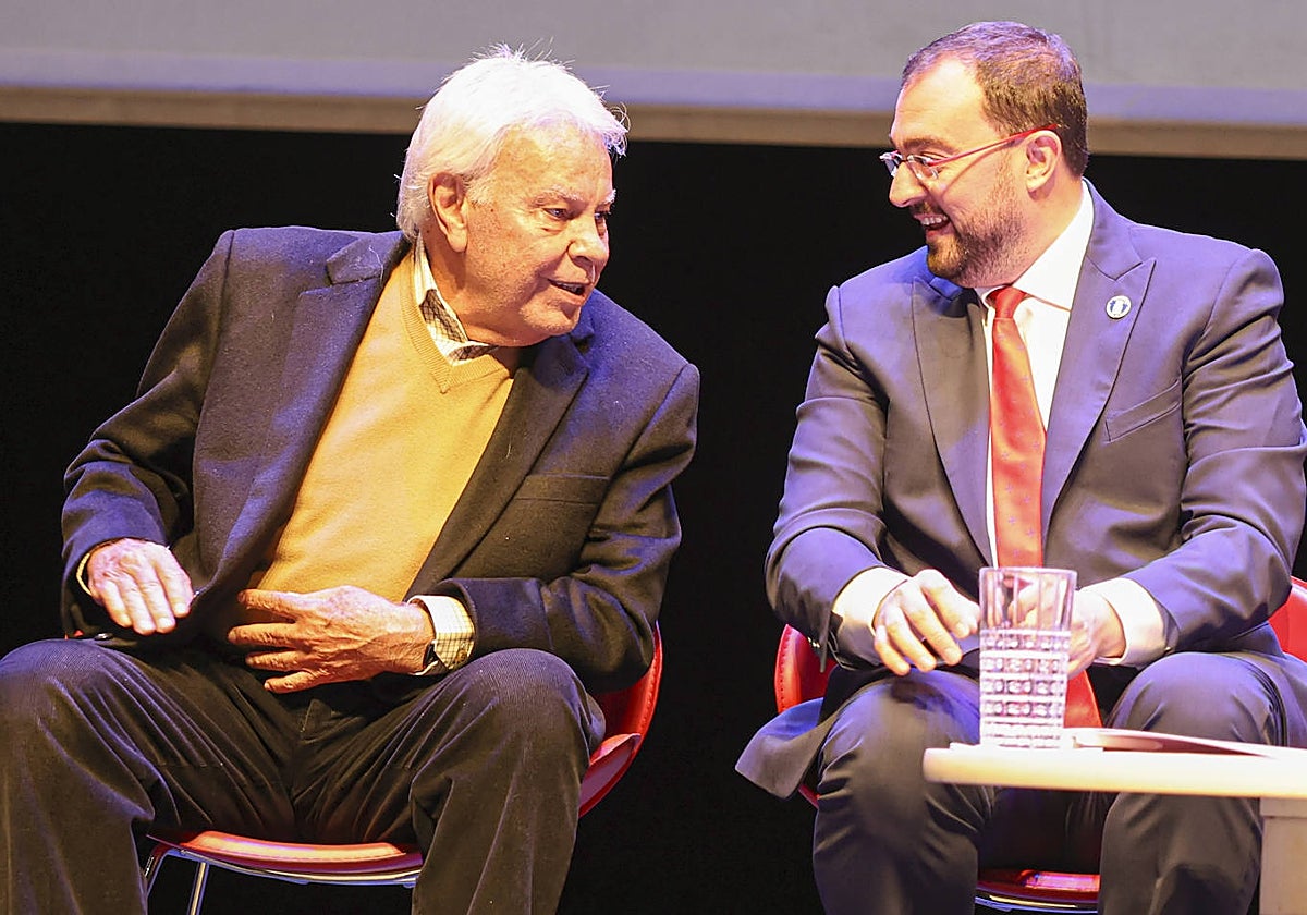 Felipe González y Adrián Barbón, esta mañana, en la clausura de la reunión del Círculo de Montevideo, en Avilés.