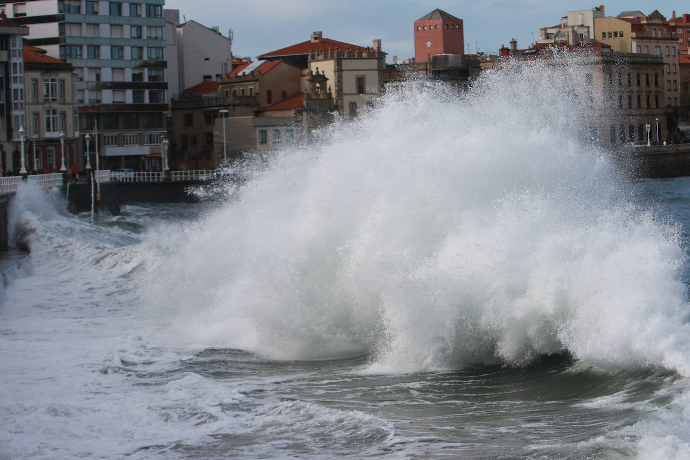 Espectacular oleaje en la playa de San Lorenzo