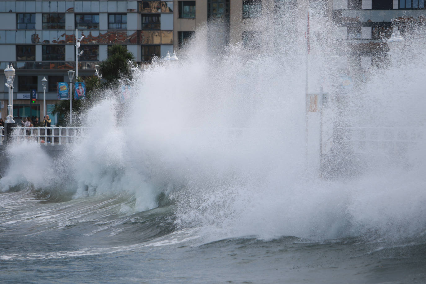 Espectacular oleaje en la playa de San Lorenzo