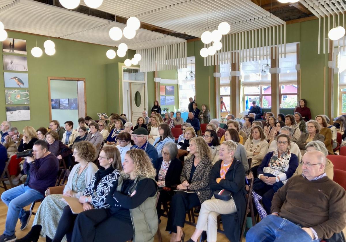 Numerosos vecinos, representantes municipales, exalumnos y compañeros docentes asistieron al acto en el Casino de Navia.