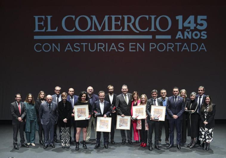 Los premiados, con autoridades locales y regionales y los responsables del periódico, sobre el escenario del Teatro Jovellanos.