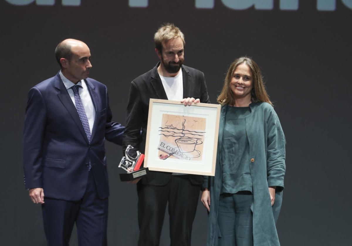 El artista Edgar Plans, con Carlos Prieto y María de Álvaro.