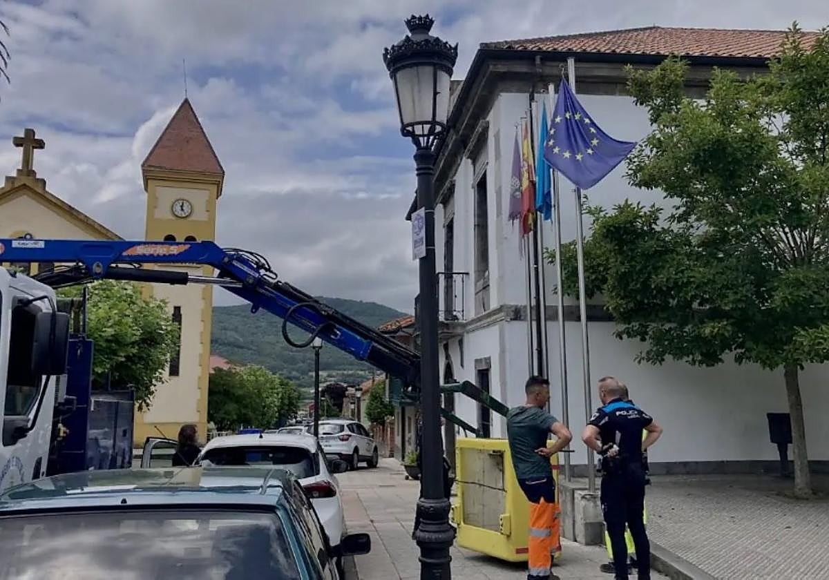 Operarios con una plataforma elevadora en Soto.