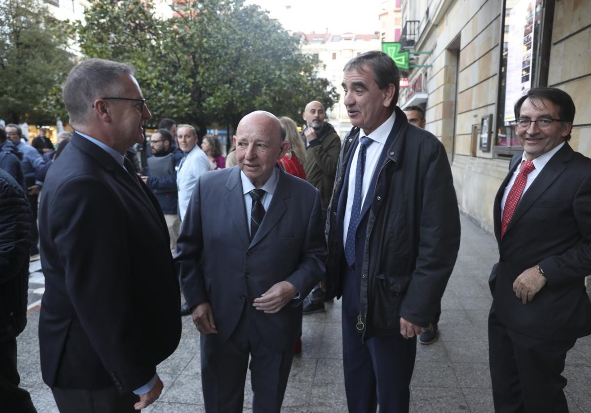 El director de 'El diario montañés', Íñigo Noriega, José María González, presidente del Consejo de Administración de este diario, Ignacio Pérez, director general, y Ángel .