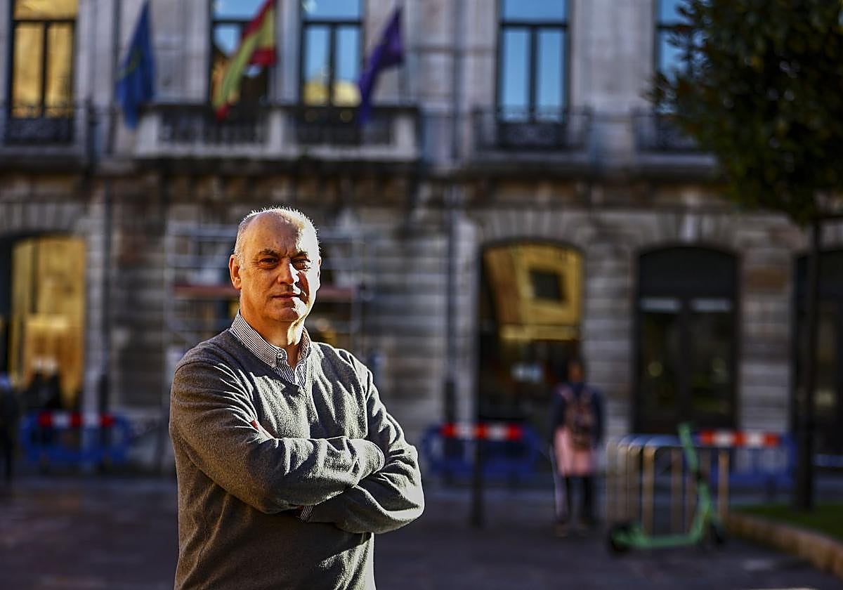 Fernando Agüeria, delante de la fachada del Conservatorio.
