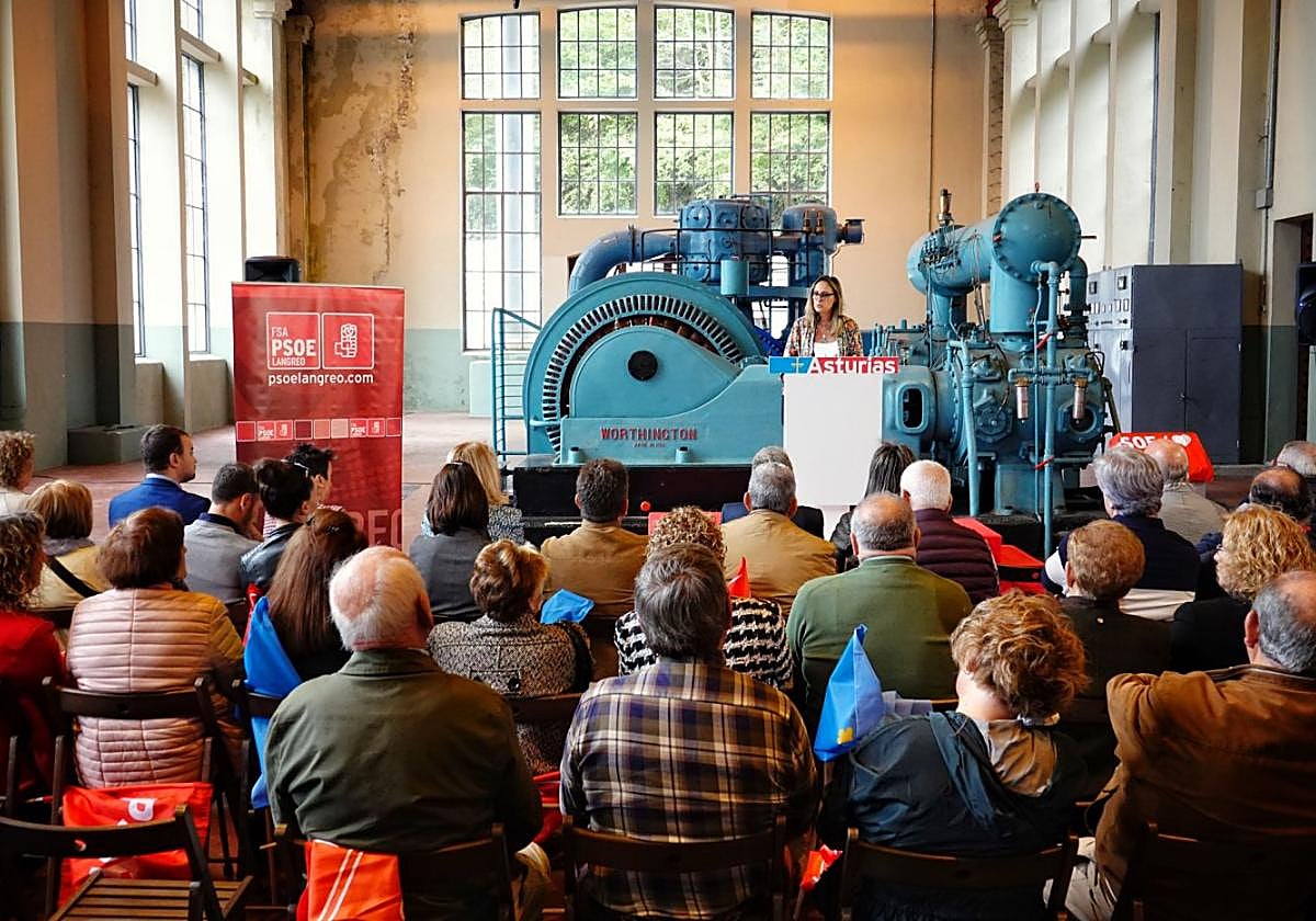 Camblor se dirige al público en la fiesta de los socialistas langreanos.