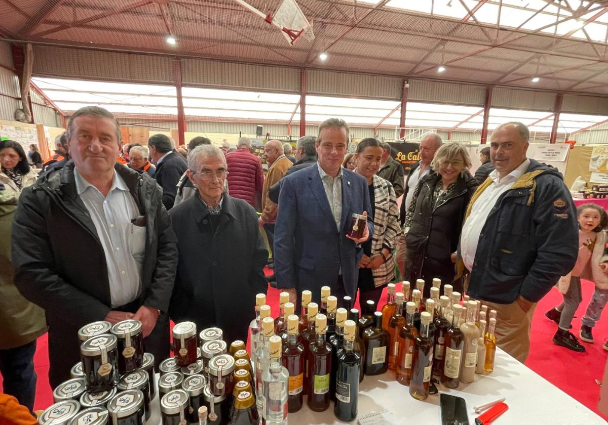 El consejero, con el alcalde de Boal y los promotores de la feria.