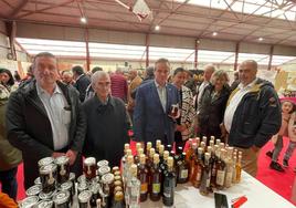 El consejero, con el alcalde de Boal y los promotores de la feria.