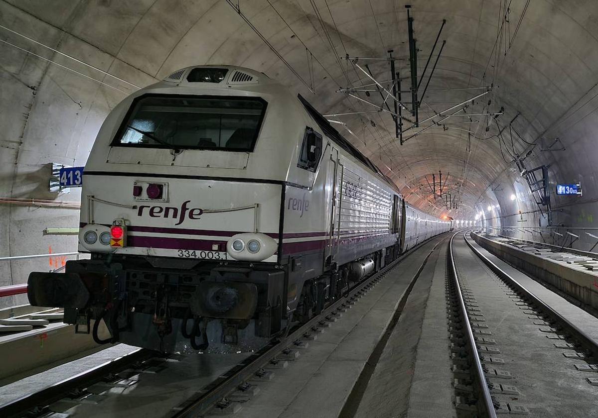 Un tren de Adif, en la variante de Pajares.