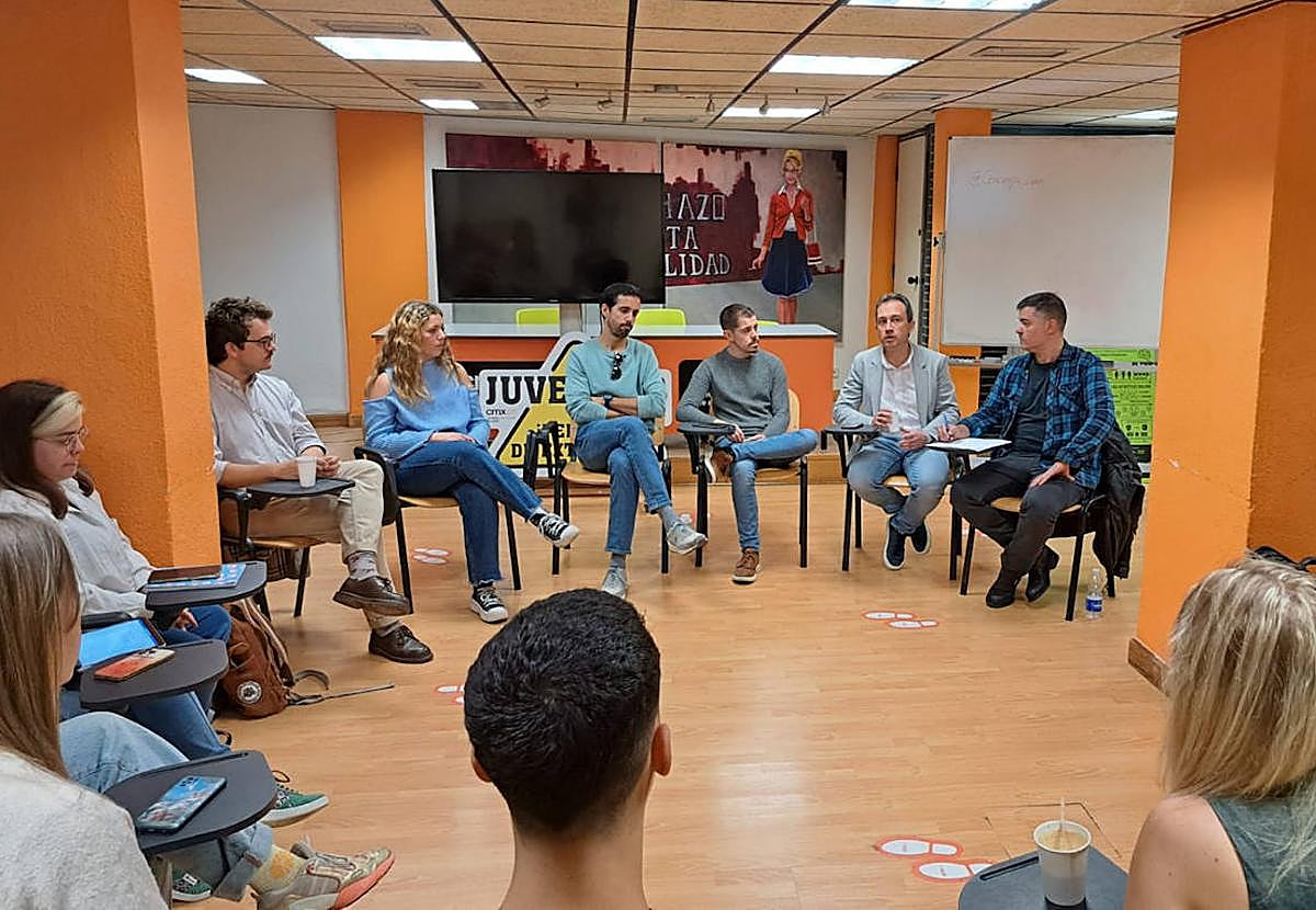 Ovidio Zapico, consejero de Vvivienda, en un encuentro con jóvenes en el Conceyu de Mocedá de Xixón este domingo.