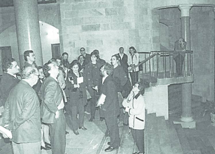 Historiadores y arquitectos, en la capilla de la Laboral.