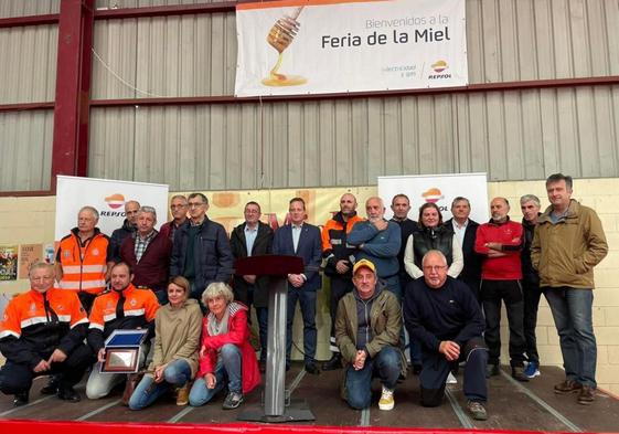 El consejero de Medio Rural y el alcalde de Boal junto a los voluntarios premiados durante la feria.