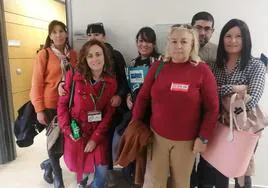 En primera fila, de izquierda a derecha, Belén Ordiz (CSIF), Geni Tamargo (CC OO) y Sonia Campollo (Satse). Tras ellas, Jessica Fuentes (UGT), Beatriz Fernández (CSI), Mercedes González (USIPA) y Marcos Fernández (SAE).