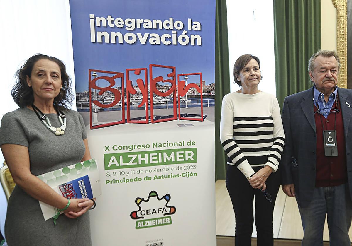 Mariló Almagro, presidenta de Ceafa; la alcaldesa, Carmen Moriyón, y Laureano Caicoya, secretario general ejecutivo de Afa-Asturias, presentaron el X Congreso Nacional de Alzhéimer en el Ayuntamiento.