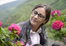 Carmen Martínez, rodeada de rosas de Narcea.