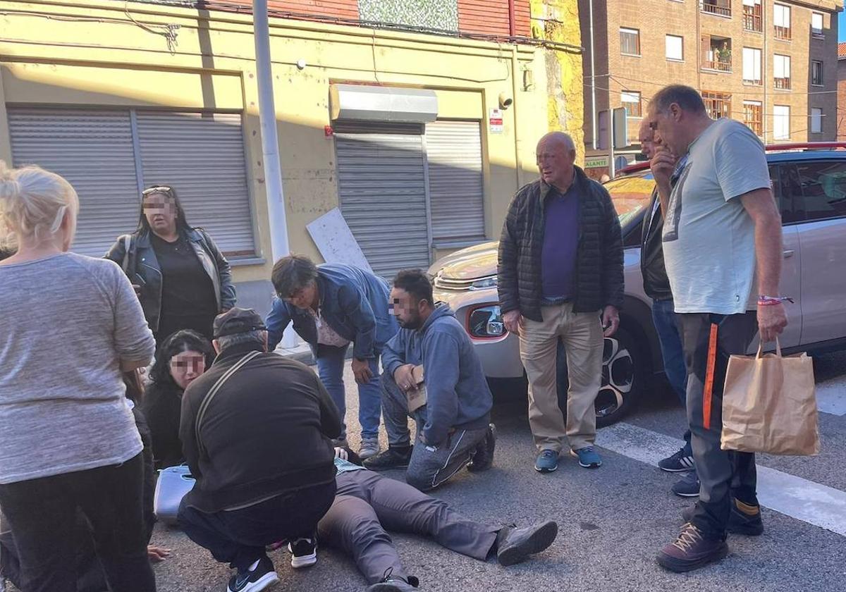 Los vecinos atendiendo a la mujer atropellada en Ciaño.